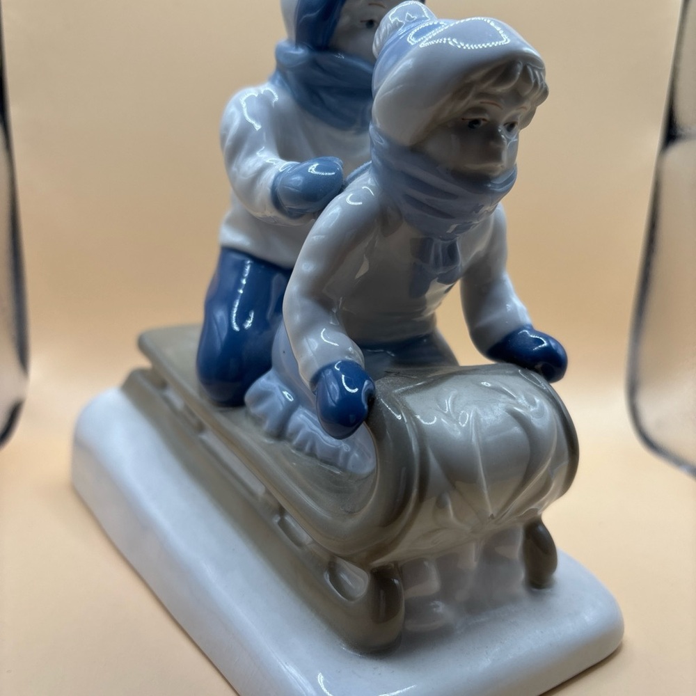 Porcelain Sledding Figurine - Blue and White home decoration made in Mexico ❄️ - Picture 5 of 12